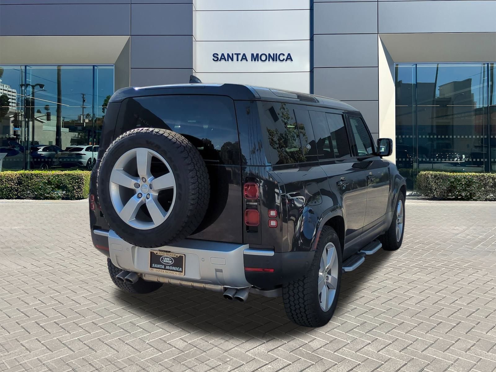 Used 2024 Land Rover Defender 110 SE image 5