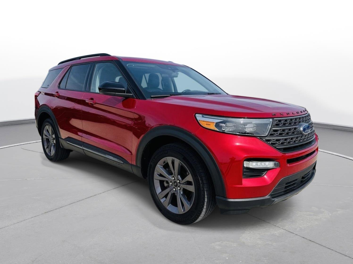 Used 2024 Ford Explorer XLT w/ Equipment Group 202A AWD/4WD image 2