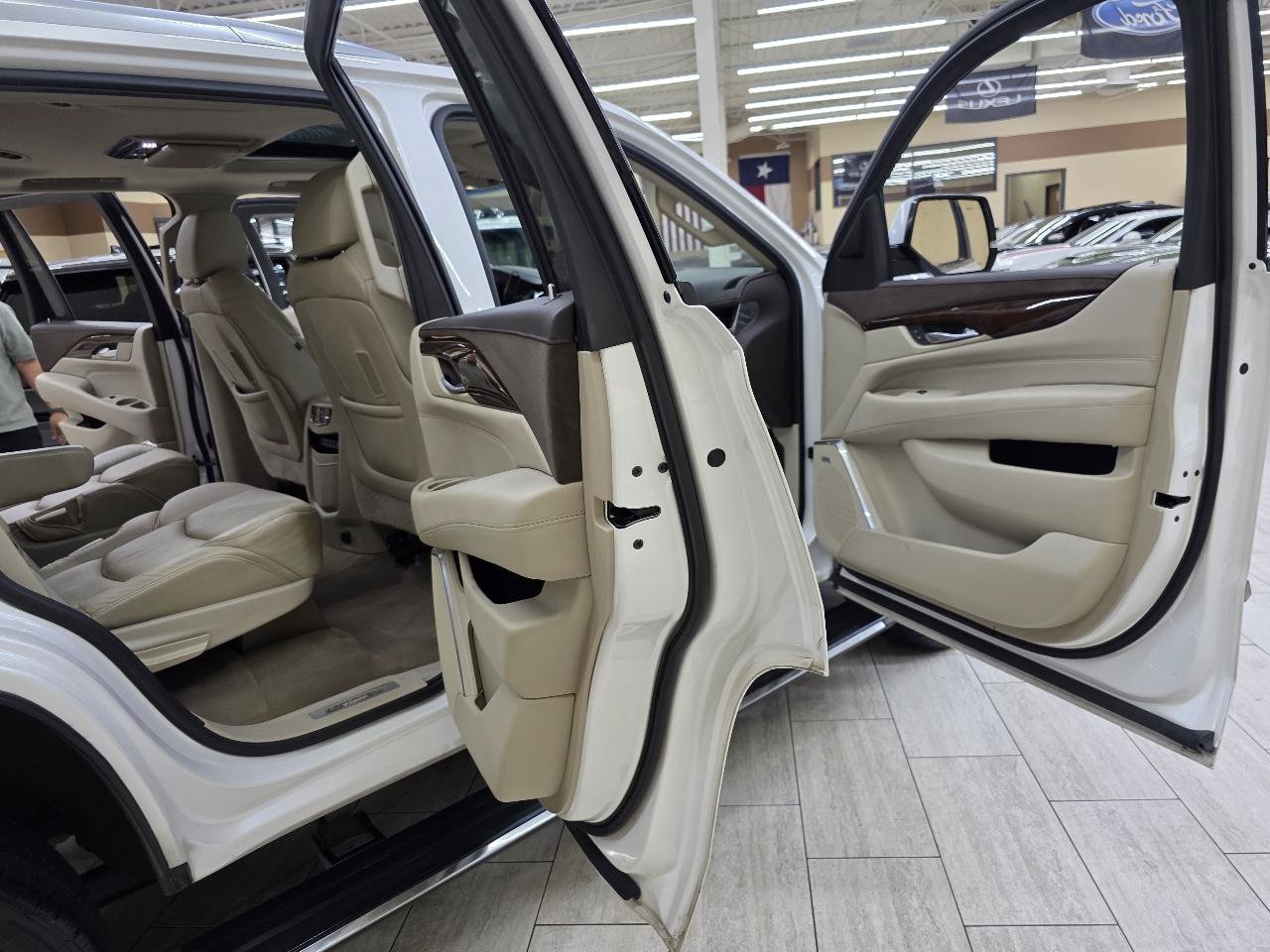 Used 2017 Cadillac Escalade Premium Luxury AWD/4WD image 16