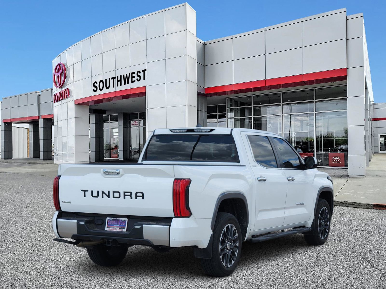 Used 2024 Toyota Tundra Limited w/ Power Package image 5