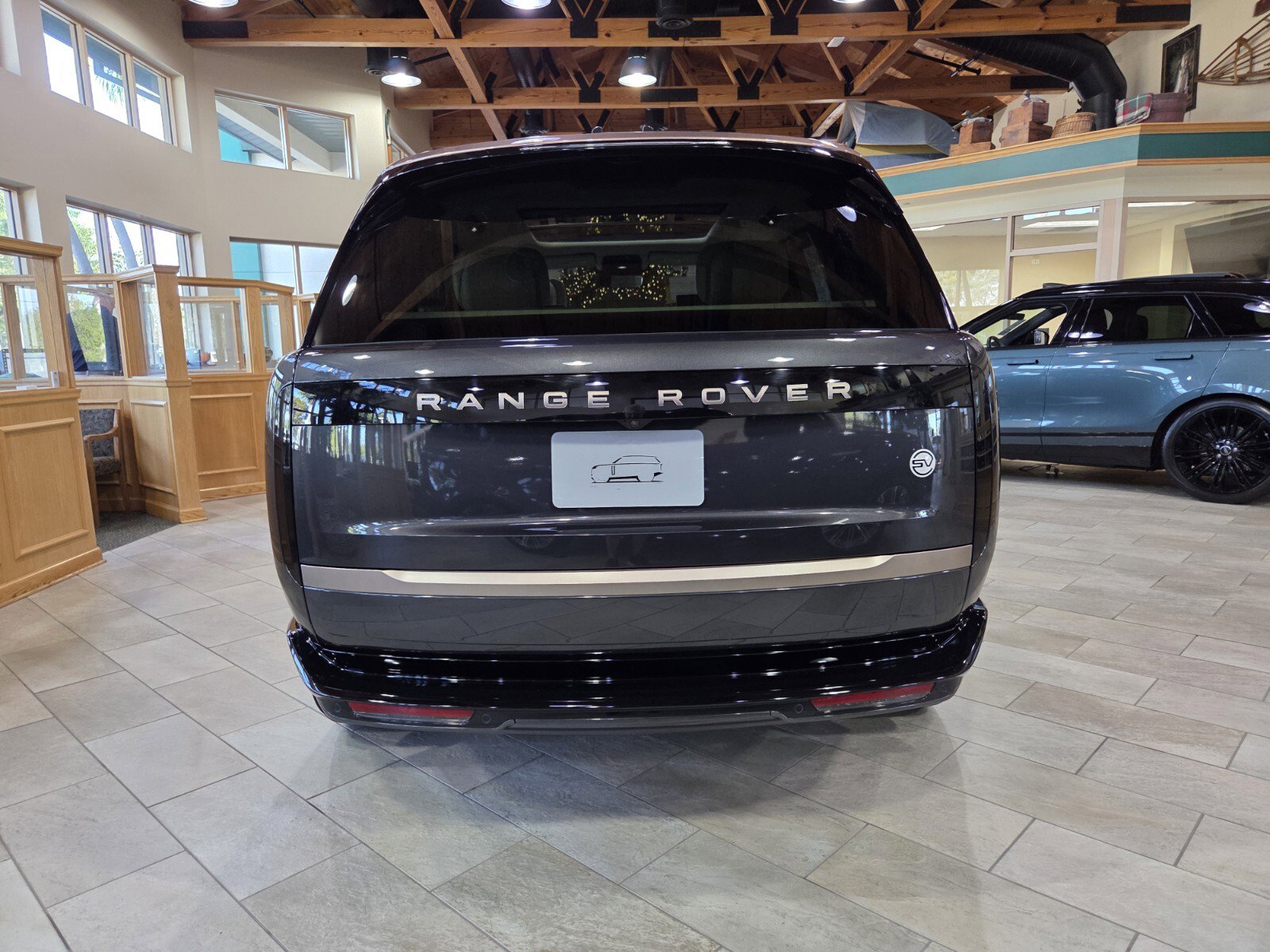 Used 2025 Land Rover Range Rover SV image 3