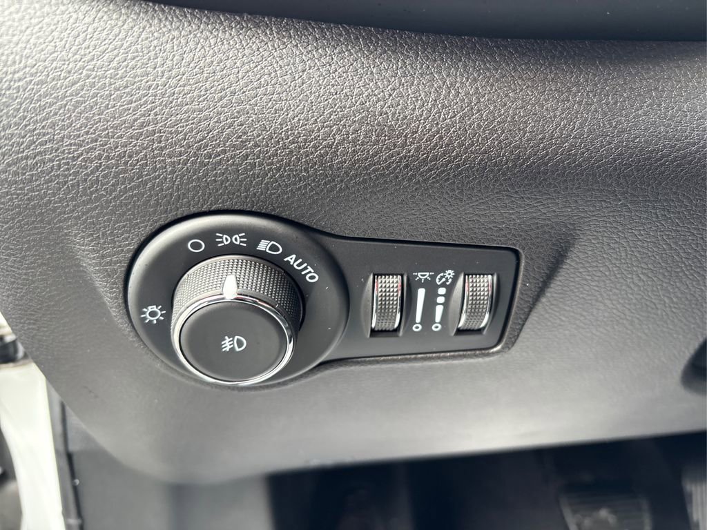 Used 2023 Jeep Compass Latitude image 35