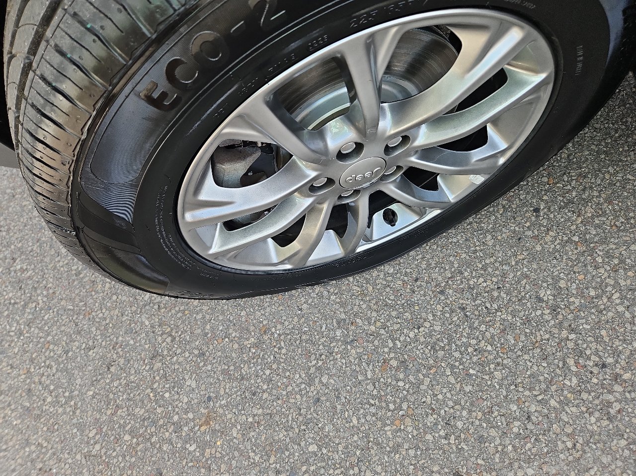 Used 2019 Jeep Cherokee Latitude Plus w/ Comfort/Convenience Group image 10