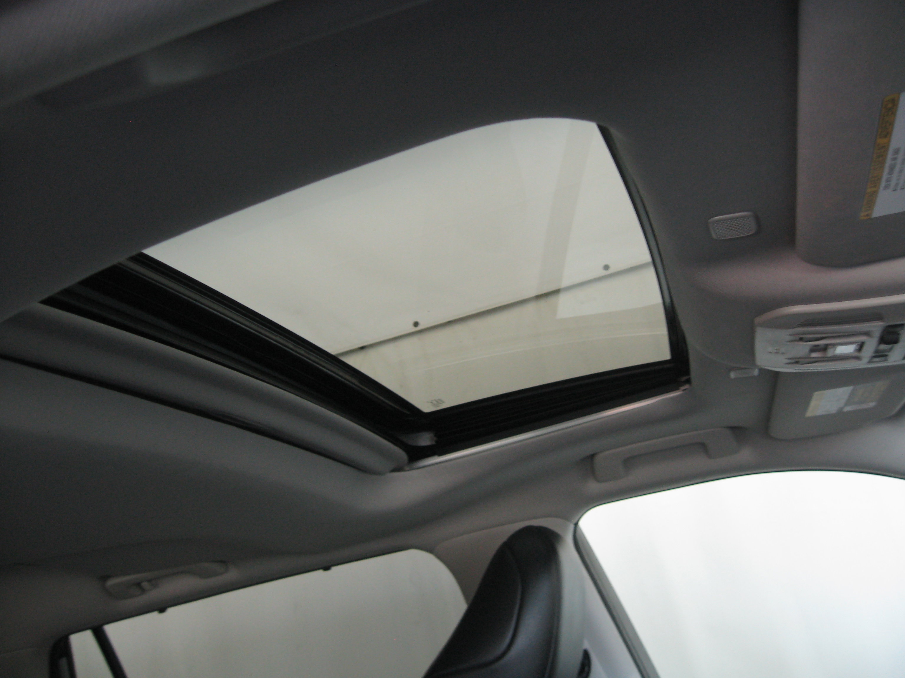 Used 2023 Toyota Highlander XLE image 3