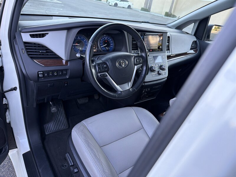 Used 2015 Toyota Sienna Limited Premium FWD image 10