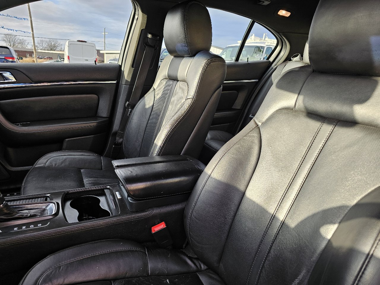 Used 2014 Lincoln MKS image 9