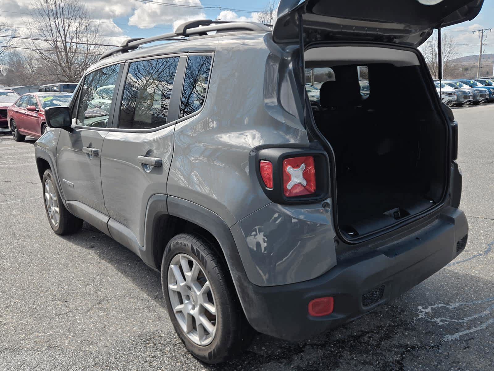 Used 2022 Jeep Renegade Latitude w/ Convenience Group AWD/4WD image 13