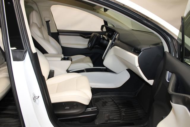 Used 2018 Tesla Model X 75D image 17