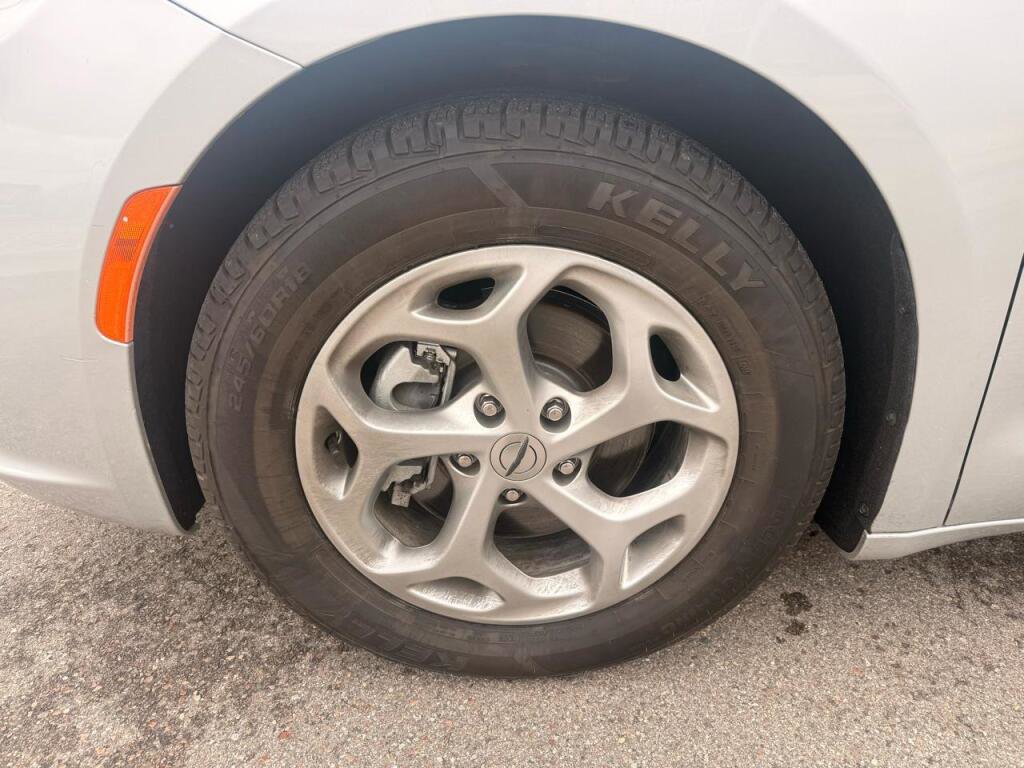 Used 2024 Chrysler Pacifica Limited image 10