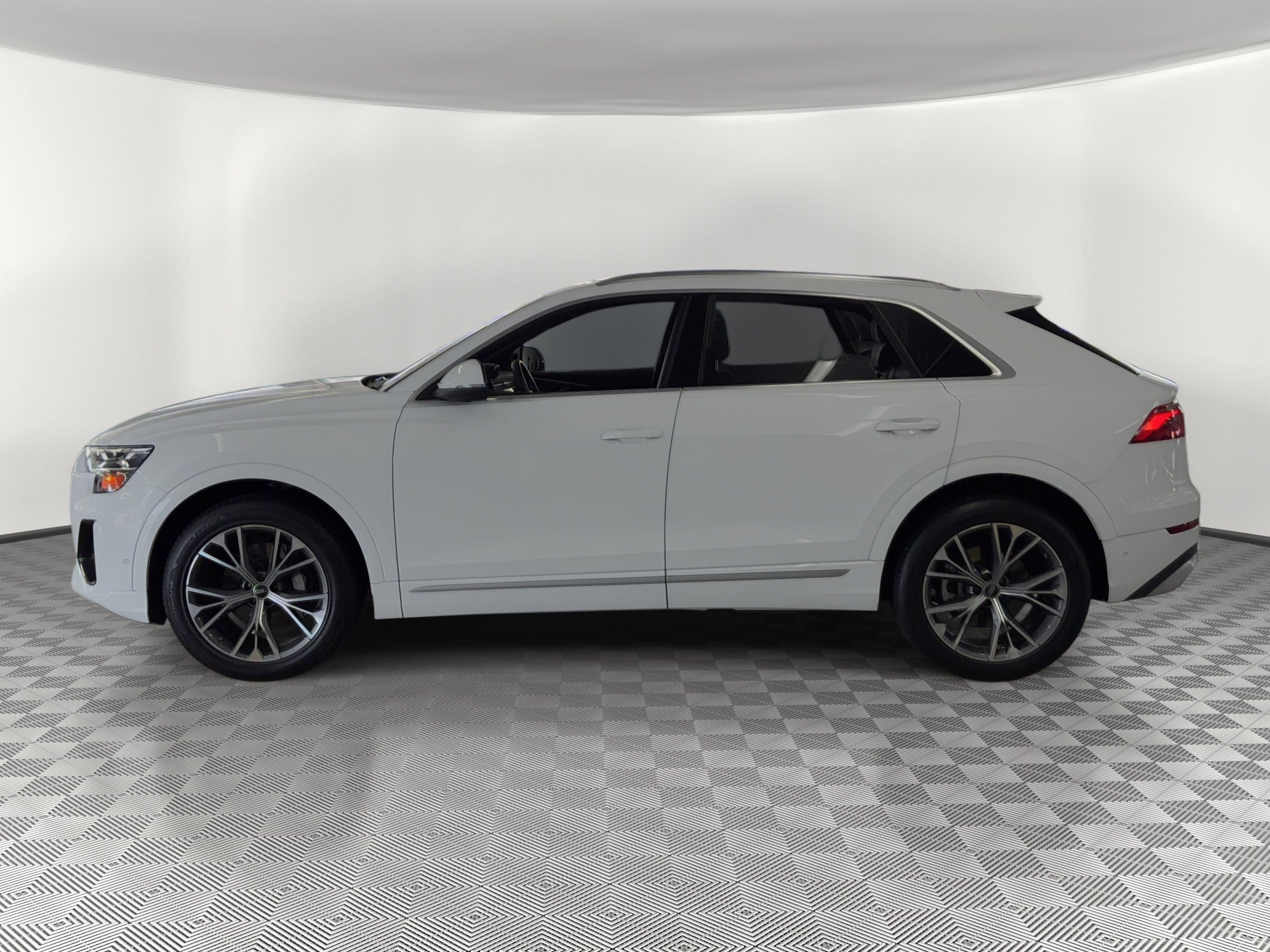 Used 2024 Audi Q8 Prestige w/ Prestige Package AWD/4WD image 2