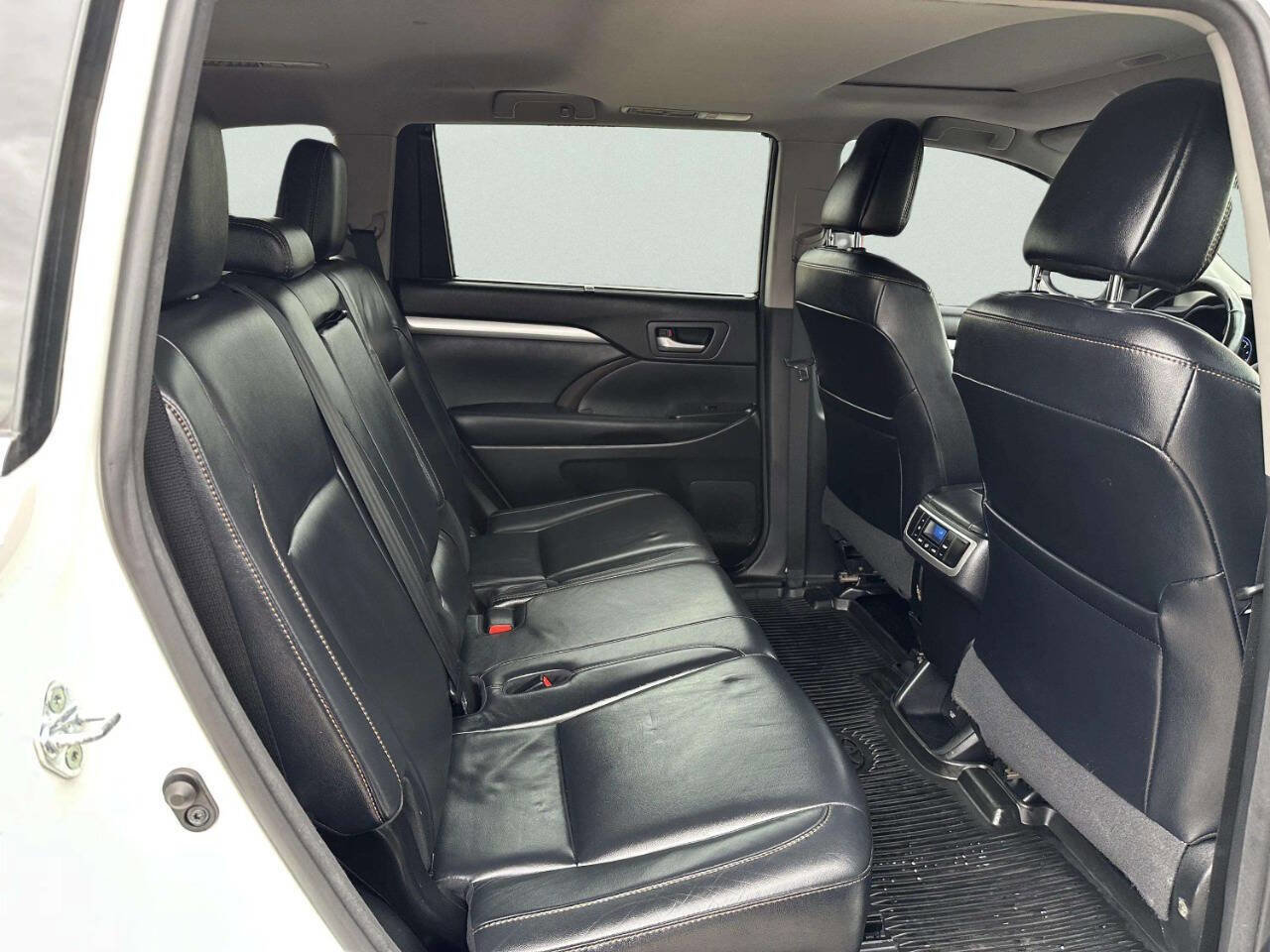 Used 2017 Toyota Highlander XLE image 14