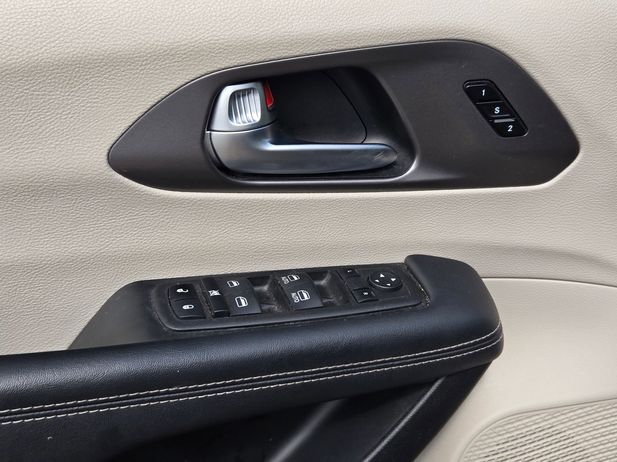 Used 2023 Chrysler Pacifica Touring-L image 11