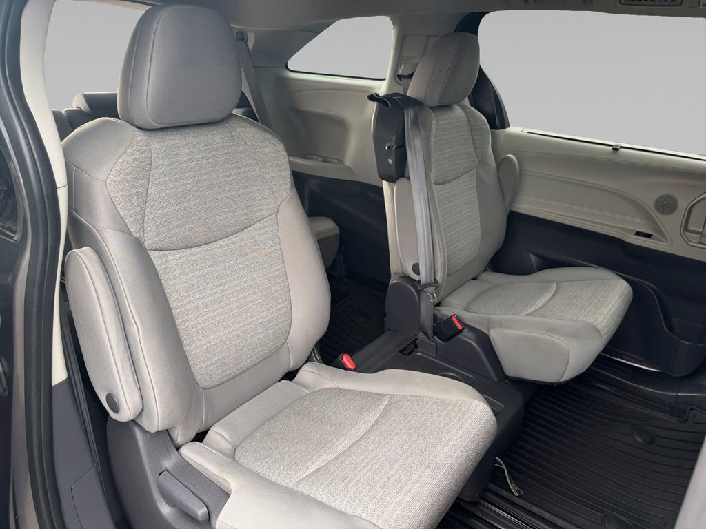 Used 2021 Toyota Sienna LE image 17