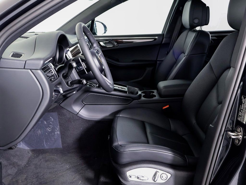 Certified 2025 Porsche Macan image 5