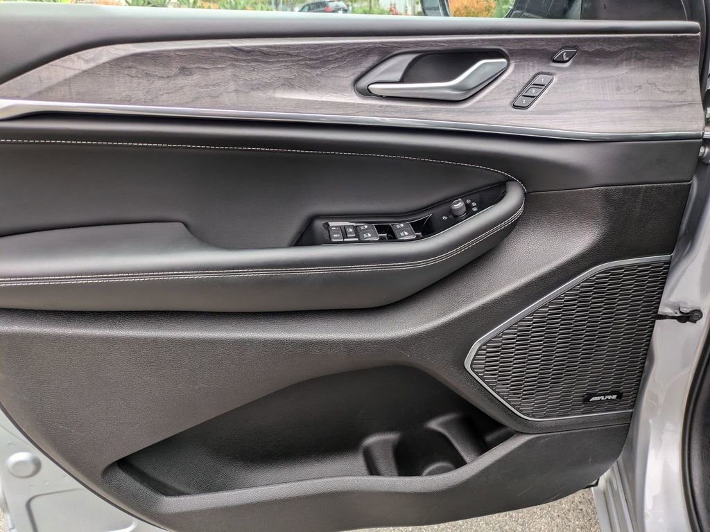 Certified 2024 Jeep Grand Cherokee L Overland w/ Advanced Protech Group III image 10