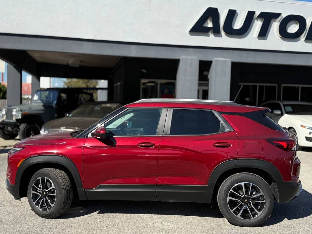 Used 2025 Chevrolet TrailBlazer LT image 3