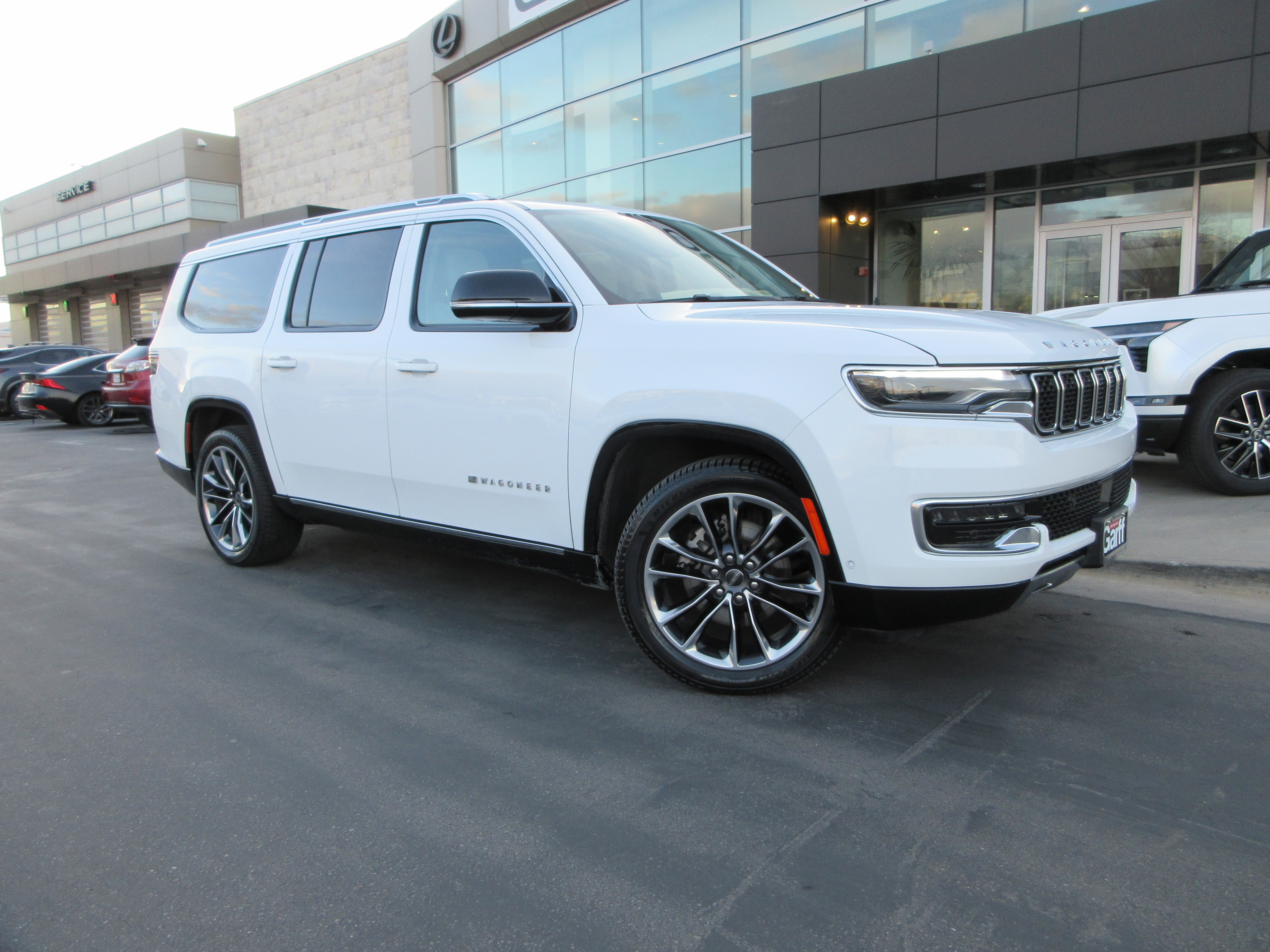 Used 2023 Jeep Wagoneer L Series III w/ Premium Group I image 15