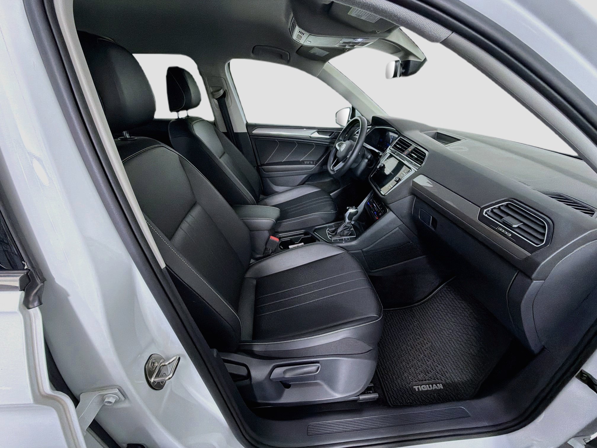 Used 2023 Volkswagen Tiguan SE FWD image 32