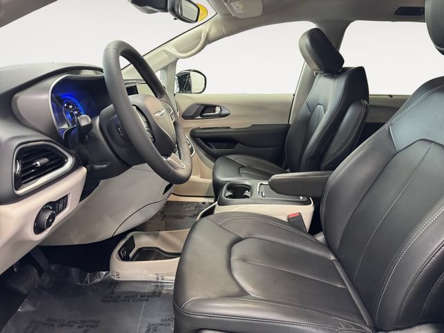 Used 2024 Chrysler Pacifica Touring-L FWD image 9