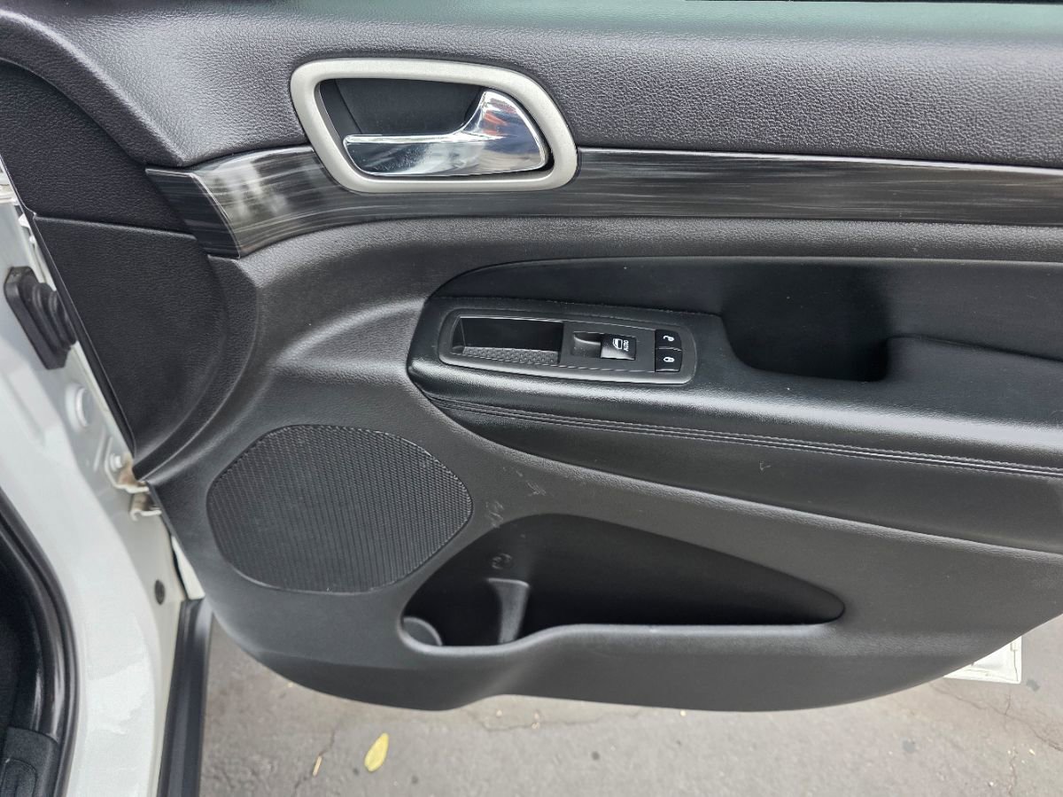 Used 2020 Jeep Grand Cherokee Laredo image 26