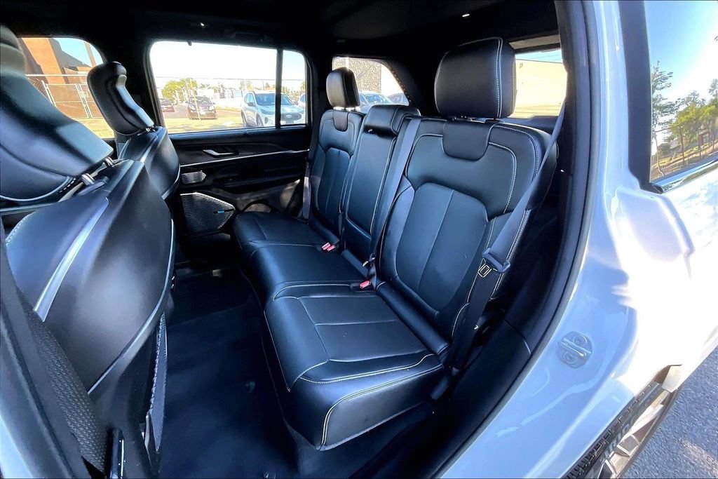 Used 2023 Jeep Grand Cherokee Overland w/ Luxury Tech Group IV AWD/4WD image 25