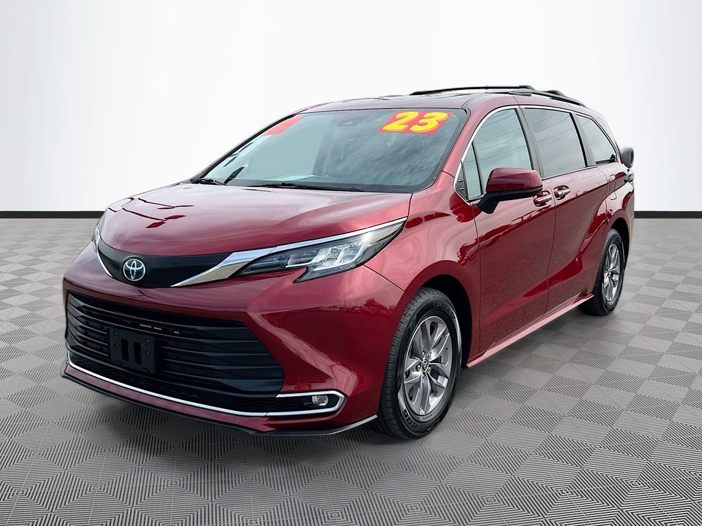 Used 2023 Toyota Sienna XLE image 3