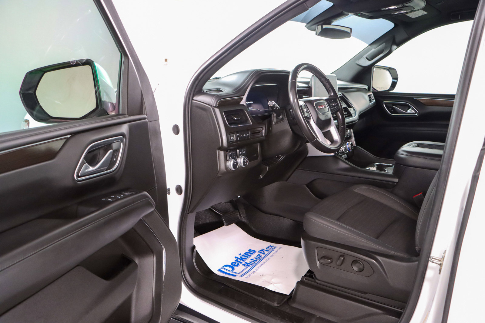 Used 2022 GMC Yukon XL SLE image 3