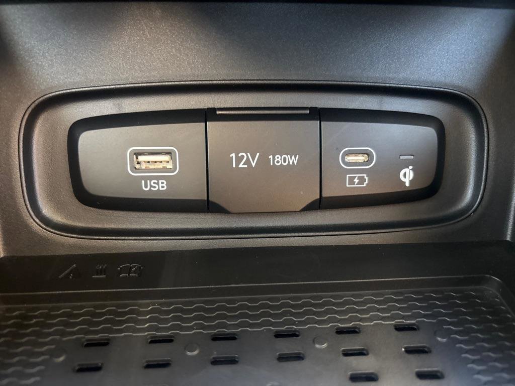 Used 2025 Hyundai Venue Limited FWD image 24