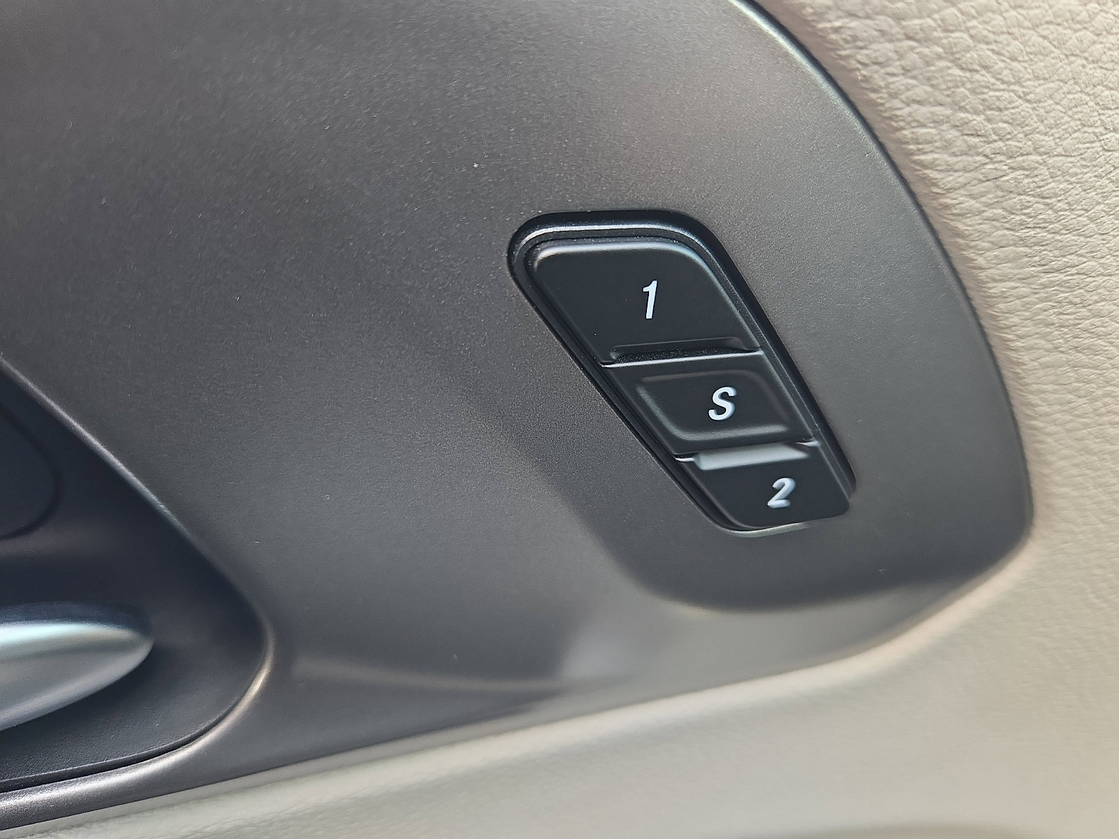 Used 2024 Chrysler Pacifica Touring-L image 6