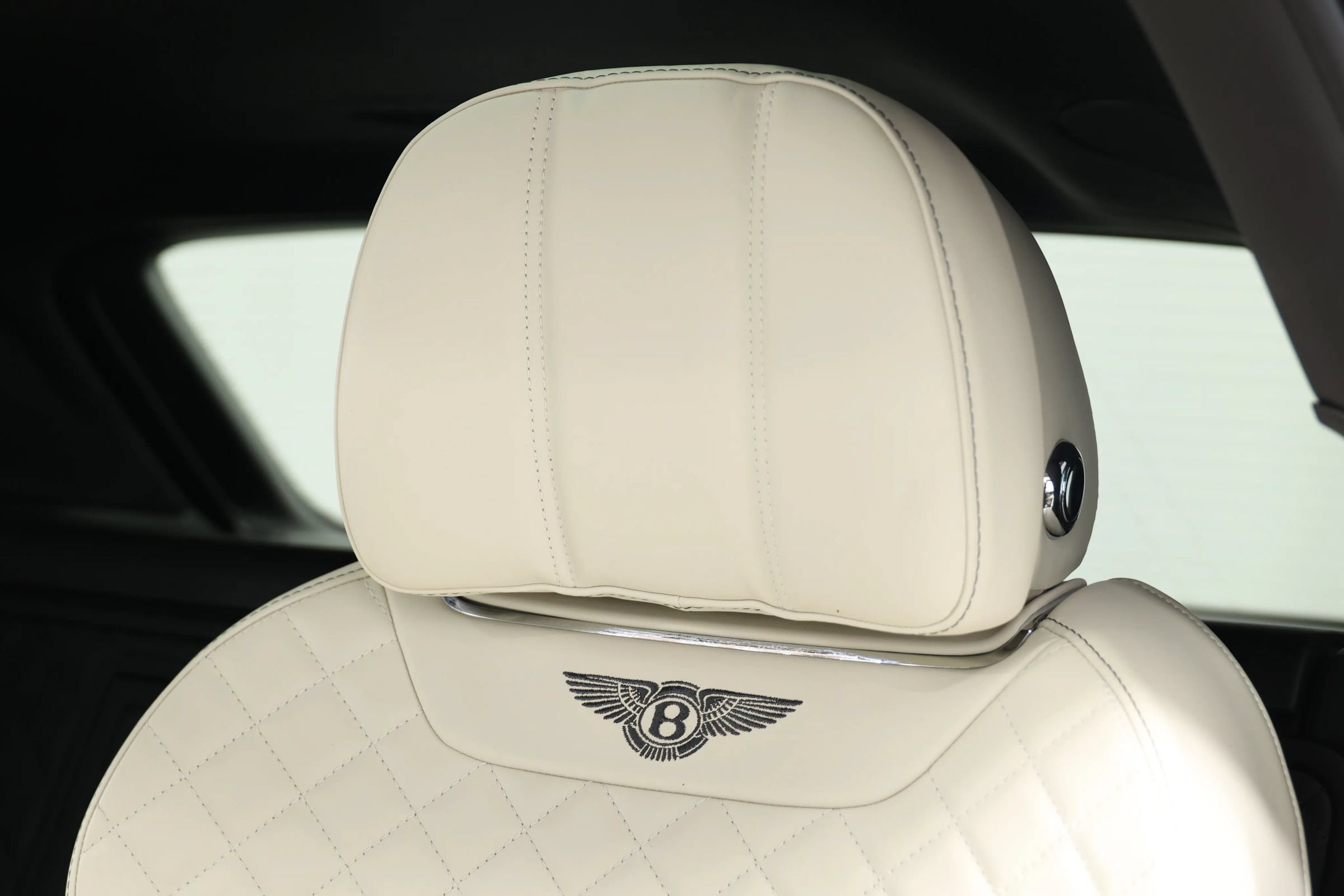 Used 2017 Bentley Bentayga AWD/4WD image 52