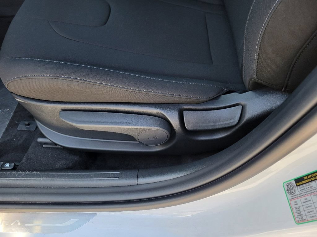 Used 2025 Hyundai Elantra Sport FWD image 11