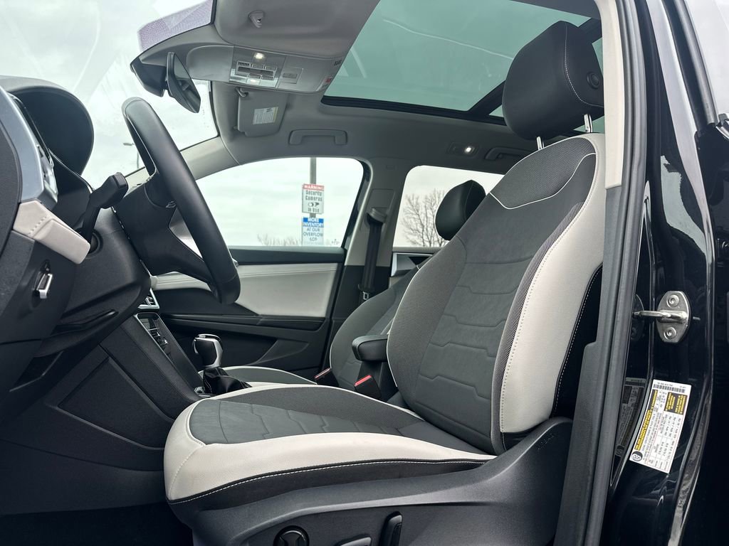 Used 2025 Volkswagen Taos SE w/ Panoramic Sunroof Package image 3