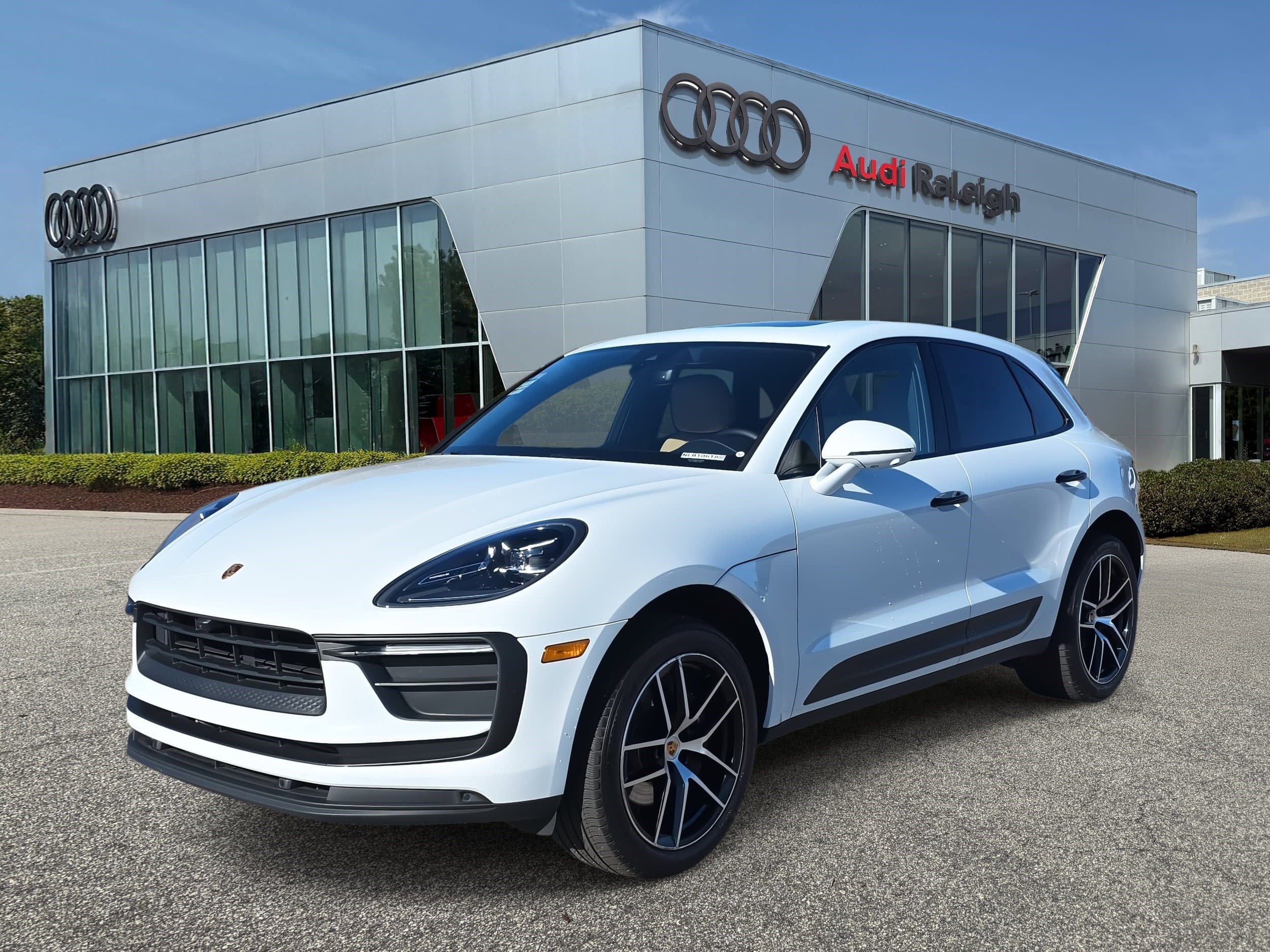 Used 2022 Porsche Macan Base image 1