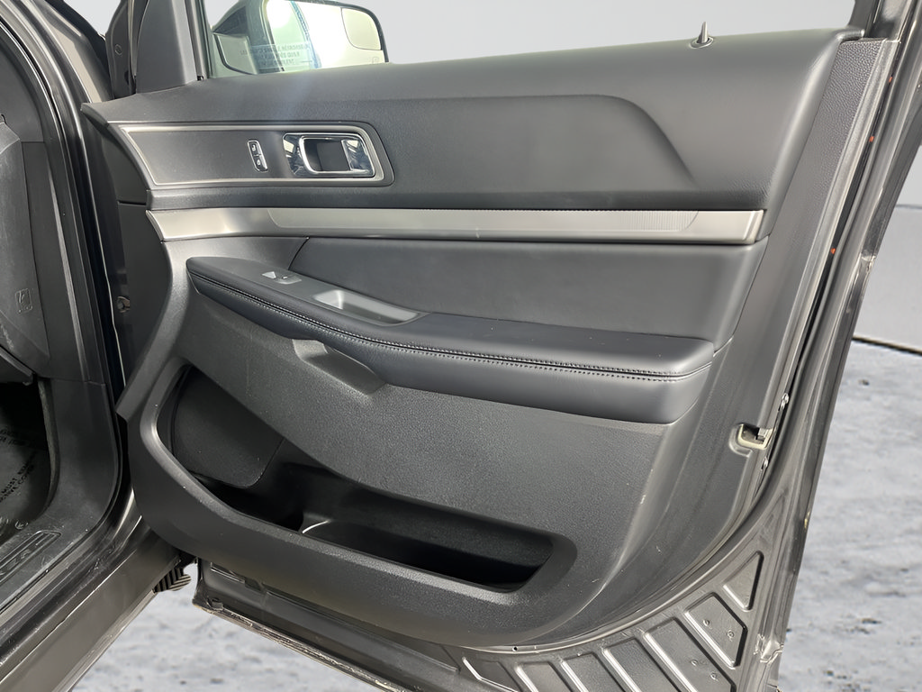 Used 2018 Ford Explorer XLT w/ Equipment Group 202A AWD/4WD image 16