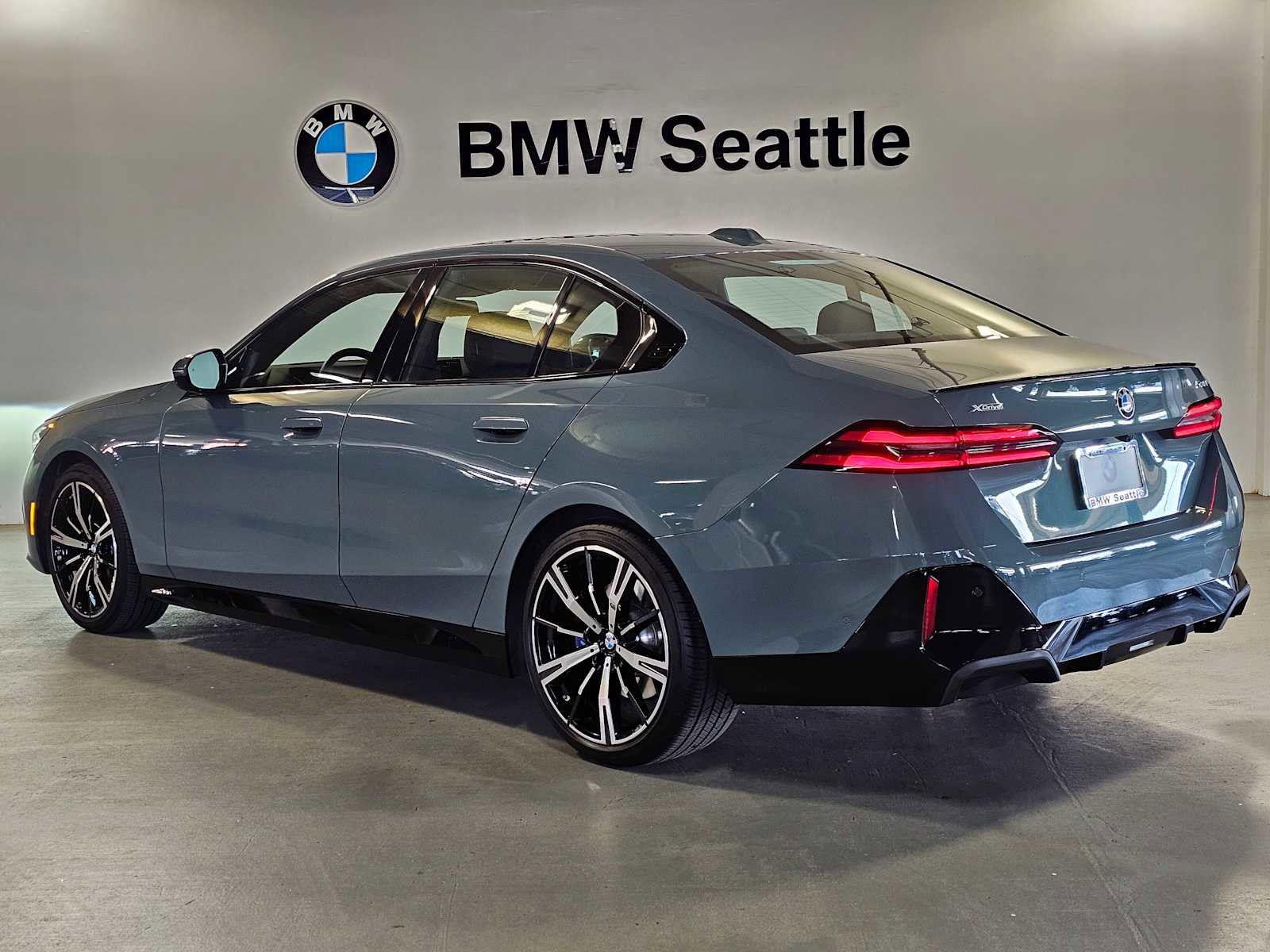 Used 2025 BMW 530i xDrive w/ M Sport Package image 4