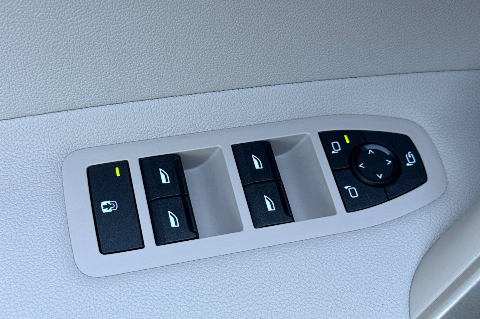 Used 2025 BMW iX xDrive50 w/ Premium Package image 13