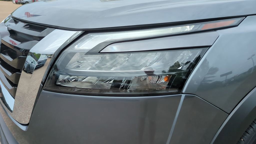 Used 2025 Nissan Pathfinder SV FWD image 9