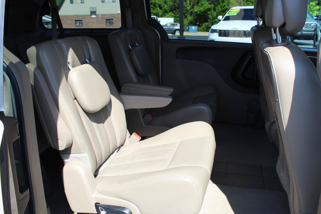 Used 2014 Chrysler Town & Country Touring FWD image 12