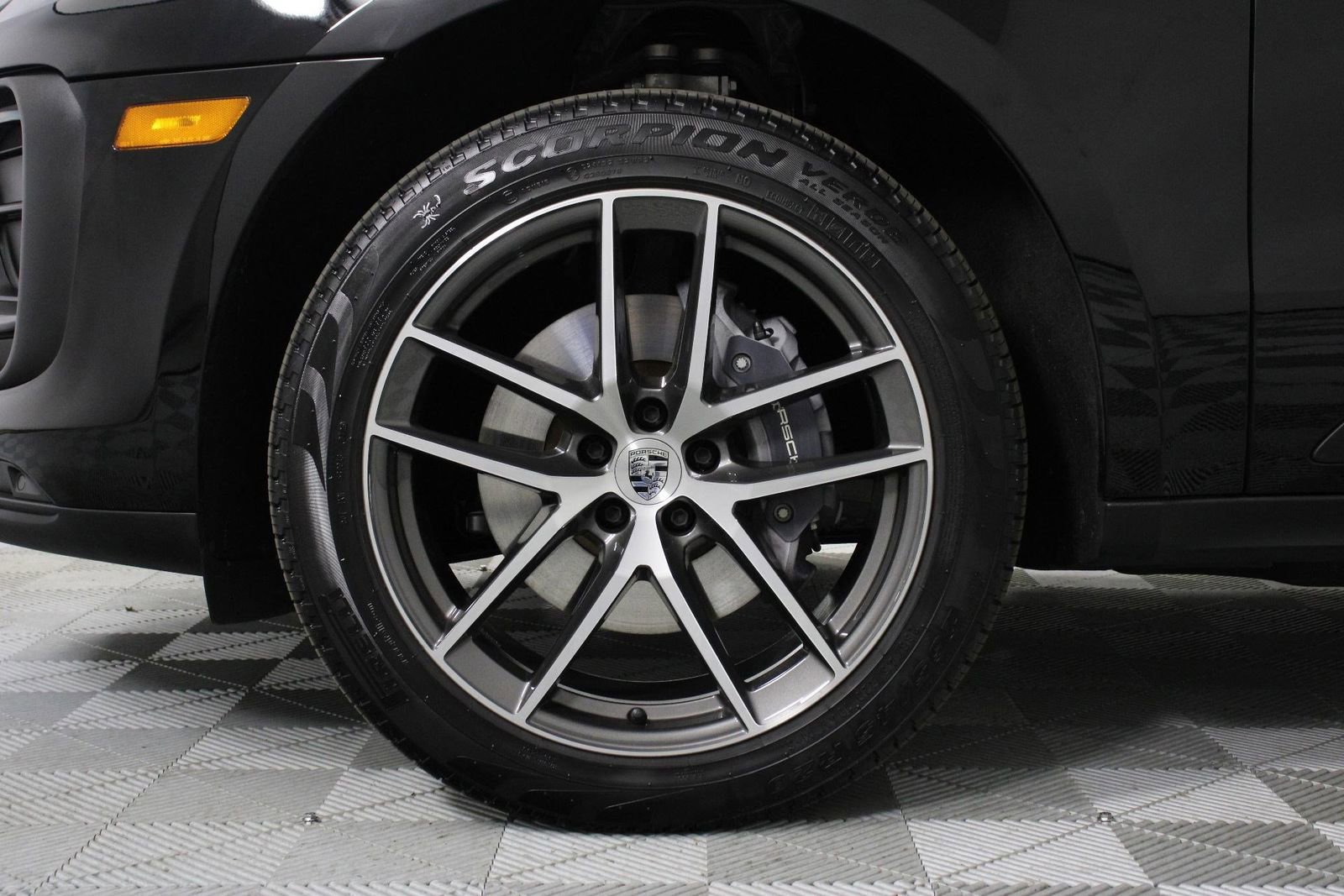 Certified 2025 Porsche Macan image 30