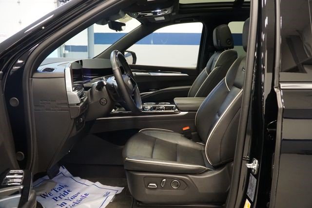 Certified 2025 Cadillac Escalade Premium Luxury AWD/4WD image 16