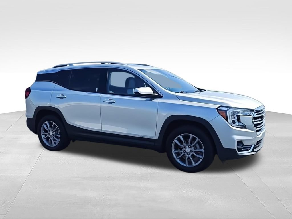 Used 2022 GMC Terrain SLT w/ Infotainment Package II AWD/4WD image 2