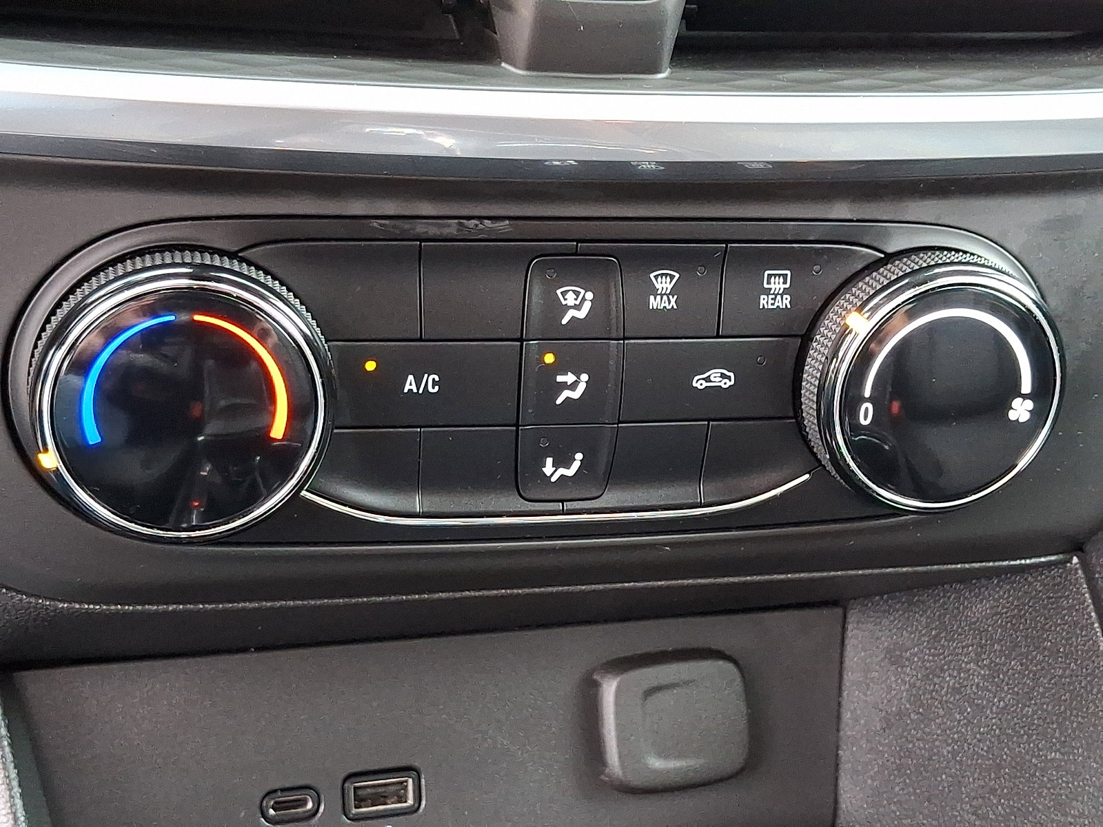 Used 2024 Buick Encore GX Preferred AWD/4WD image 16