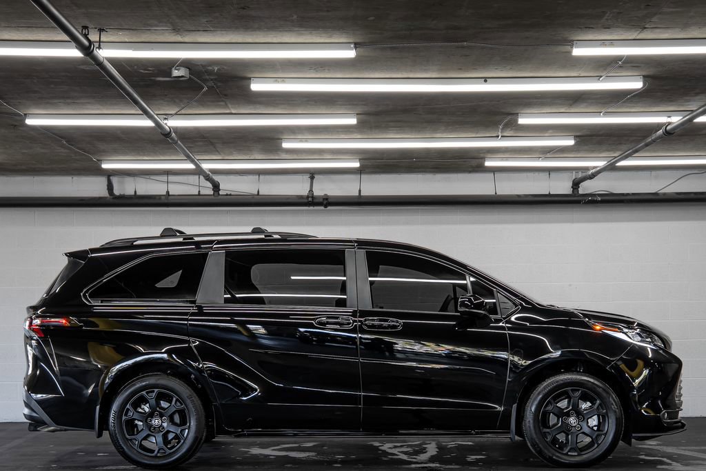 Used 2025 Toyota Sienna XLE Woodland Edition image 6