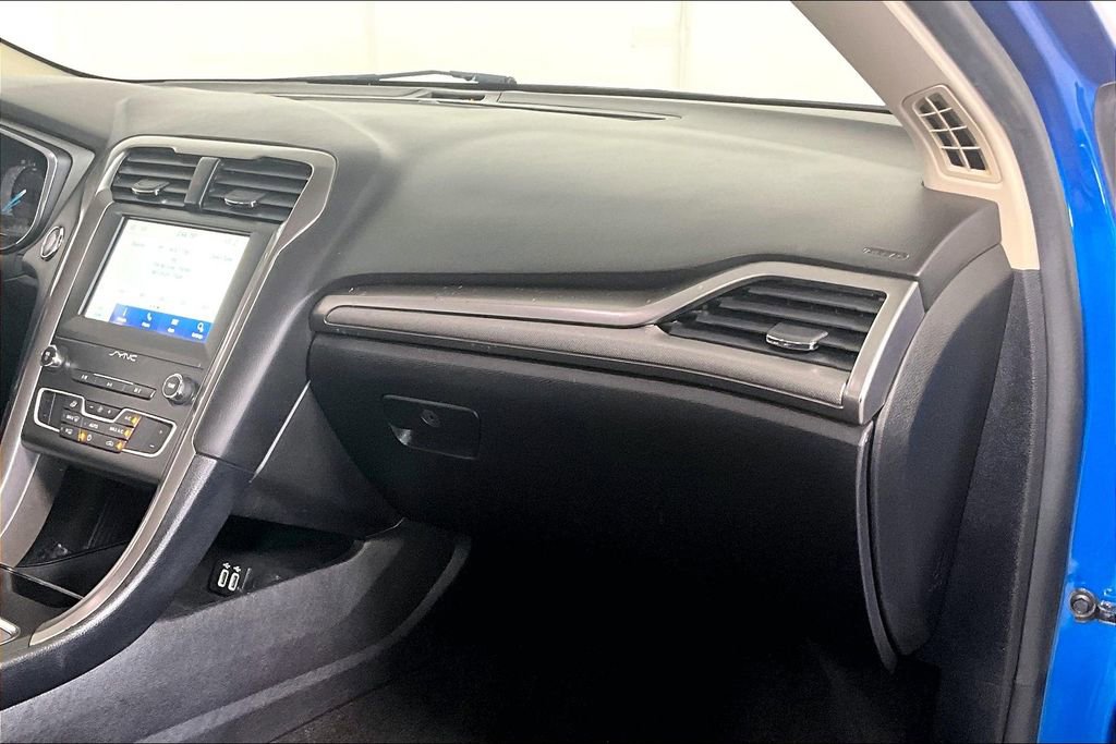 Used 2020 Ford Fusion SE image 16
