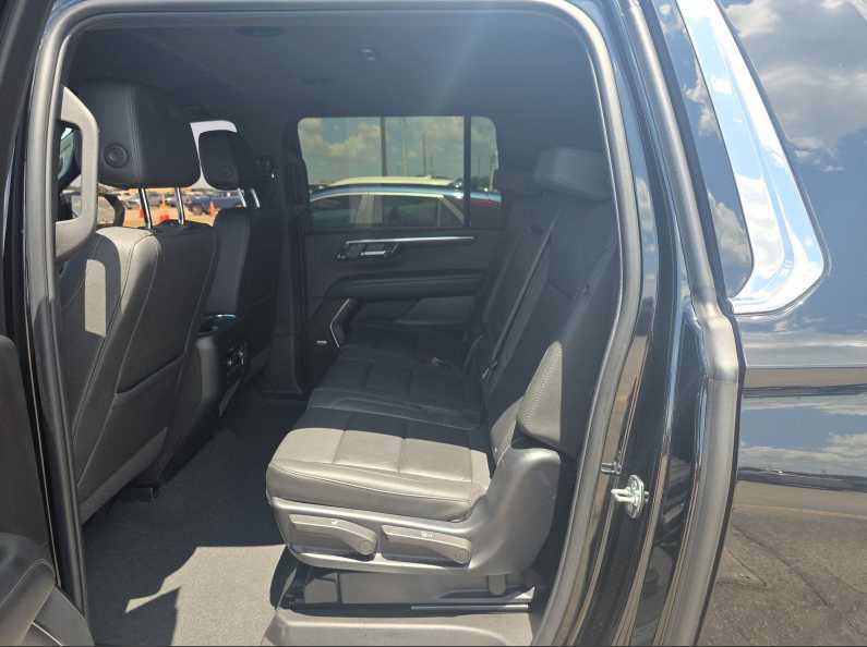 Used 2025 Chevrolet Suburban LT w/ Comfort Package RWD image 6