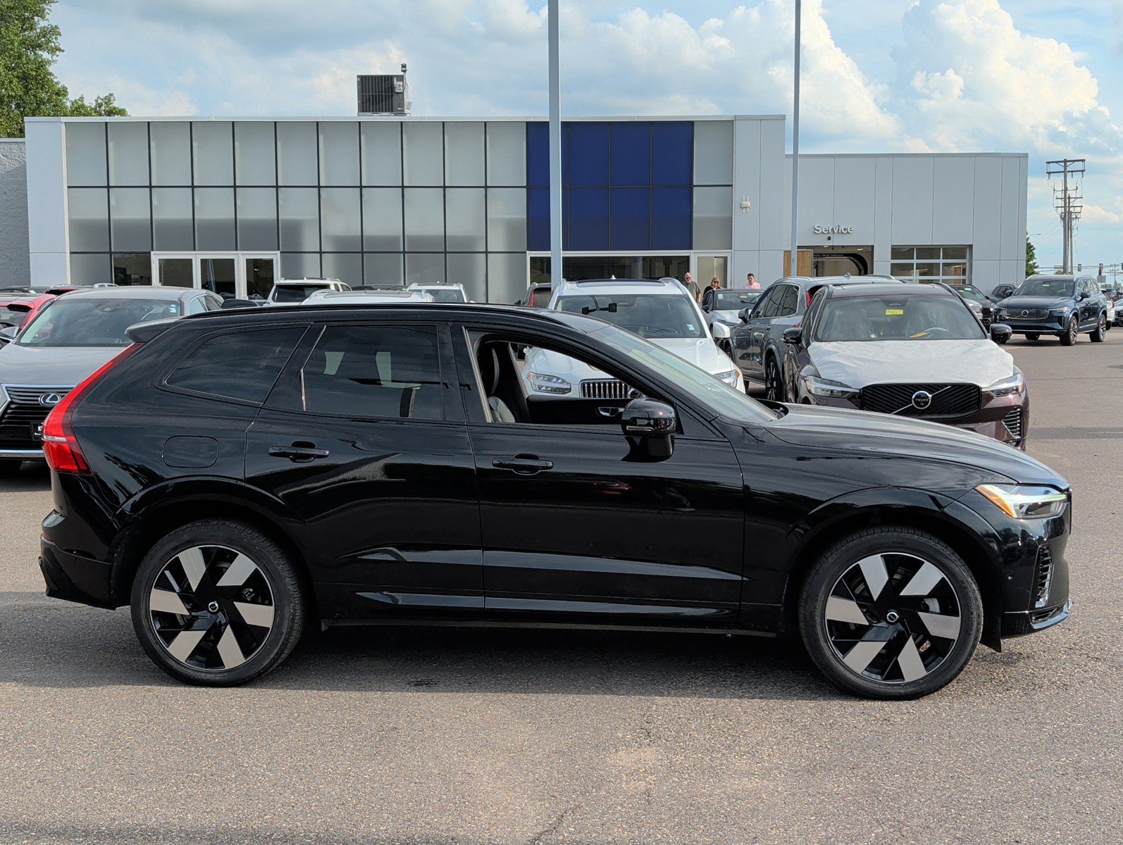 Used 2024 Volvo XC60 T8 Plus w/ Protection Package Premier AWD/4WD image 2