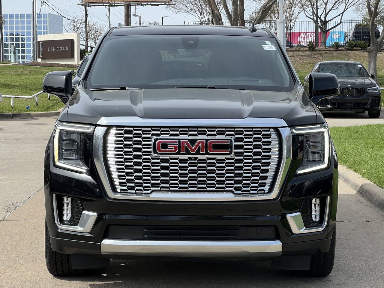 Used 2021 GMC Yukon XL Denali w/ Denali Premium Package image 6