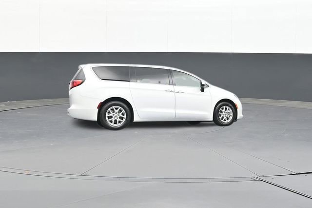 Used 2022 Chrysler Voyager LX image 50