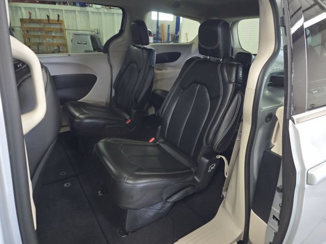Used 2024 Chrysler Pacifica Touring-L image 10
