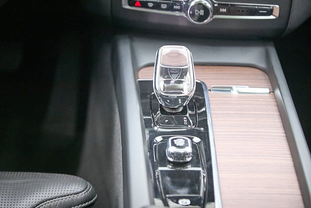 Used 2023 Volvo XC60 B6 Ultimate w/ Protection Package Premier image 32